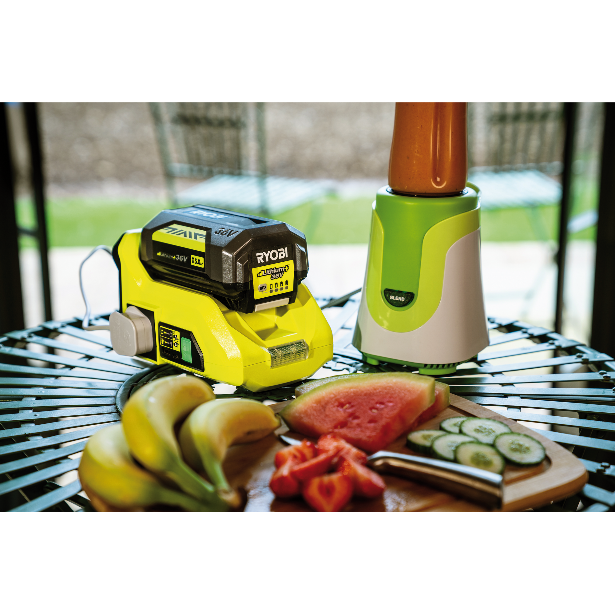 Ryobi Akku-Wechselrichter mit Mixer und Obst